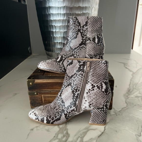 Chinese Laundry Daria Block Heel Booties - Picture 5 of 12